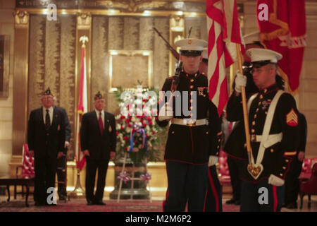 Une couleur Marine marches garde loin après une cérémonie du Jour des anciens combattants, le 11 novembre, au New York Athletic Club. L'American Legion Post 754 héberge l'événement annuel. Le club est l'un des plus anciens postes de la Légion américaine dans le pays et a récemment célébré leur 90e anniversaire. Chaque année, la Journée des anciens combattants pour qu'ils mettent des couronnes à une guerre mondiale et monument commémoratif de la Première Guerre mondiale à l'intérieur du bâtiment. Marine Corps officiel (photo par le Sgt. Randall A. Clinton) 091111-M-4003C-041 par NYCMarines Banque D'Images