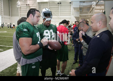 FLORHAM Park, New Jersey. -- Des Marines de recrutement New Jersey rencontrer Mike DeVito, # 70 défensive fin, New York Jets, et Sione Pouha, # 91 défensive fin, New York Jets, au cours d'une visite de l'équipe de pratique du 13 novembre. L'équipe a invité les membres de service à leur pratique et le dimanche les Jets rendront hommage aux anciens combattants militaires durant leur journée de reconnaissance militaire. Marine Corps officiel (photo par le Sgt. Randall A. Clinton) 091113-M-4003C-023 par NYCMarines Banque D'Images