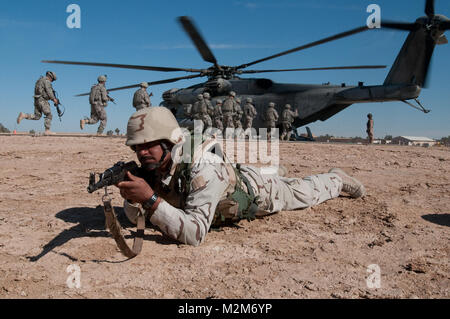 Un commando de l'Iraq au cours de sécurité tire air assault en partenariat entre formation et commandos irakiens scouts de la 1ère Division de l'armée iraquienne et de parachutistes du 2e bataillon du 504e Parachute Infantry Regiment, 1ère Brigade, 82e Division aéroportée (Conseiller et aider Brigade), le 15 novembre 2009, au Camp Ramadi, en Irak. Les opérations d'hélicoptère ne sont pas nouvelles pour l'élite des soldats iraquiens ; l'objectif de la formation était d'apprendre les procédures standard de chaque côté pour les futures missions en partenariat. (U.S. Photo de l'armée par la CPS. Michael J. MacLeod) (publié) commando irakien par 1st Armored Division et Fort Bliss Banque D'Images