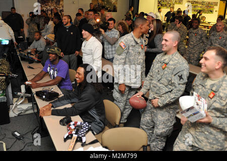 New Orleans - La Garde nationale de la Louisiane rencontrez et concurrencer les New Orleans Saints joueurs tout en participant à l'Avantages-GI Joe's video game la concurrence contre les troupes de la Louisiane qui servent actuellement en Iraq à la Nouvelle Orleans Centre de formation. (U.S. Air Force MSgt Toby M La Garde nationale de la Louisiane Valadie Bureau des affaires publiques de l'état/libérés) 091201-F-2117V-036 par la Garde nationale de la Louisiane Banque D'Images