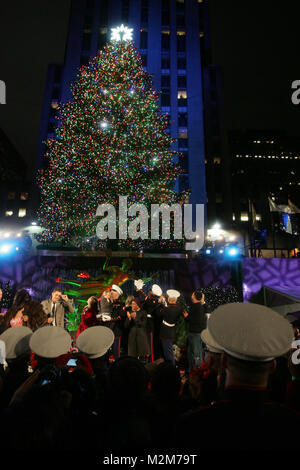 NEW YORK -- Les Marines du 6e Bataillon de communications, 4e Groupe logistique maritime, qui est revenue récemment d'un déploiement de l'Iraq s'est joint à New York City le maire Michael Bloomberg et les musiciens Michael Bublé et Aretha Franklin dans l'éclairage de la 76 ft. Au cours de l'arbre de Noël NBC's 77e célébration de Noël annuel, 2 décembre. Des marines de nombreuses unités locales ont assisté à l'événement en tant qu'invités spéciaux devant la scène pour la soirée de célébration. Marine Corps officiel (photo par le Sgt. Randall A. Clinton) 091202-M-4003C-238 par NYCMarines Banque D'Images