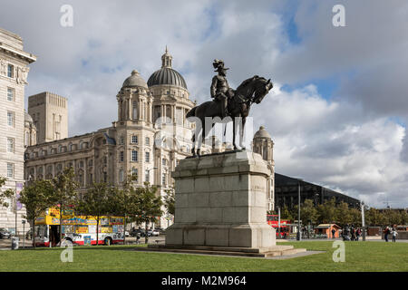 Edward VII statue et le port de Liverpool building, Pier Head, Liverpool, Merseyside, Royaume-Uni Banque D'Images