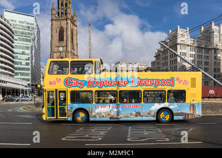 Double-decker sightseeing hop-on hop-off bus, explorer la ville, Liverpool, Royaume-Uni Banque D'Images