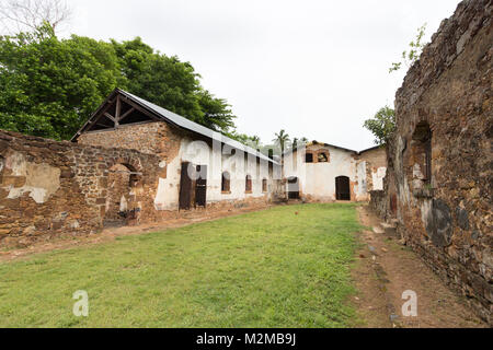 Ruines de l'ancienne colonie pénitentiaire à l'île Royale, l'une des îles des Iles du Salut (Îles du salut) en Guyane. Banque D'Images