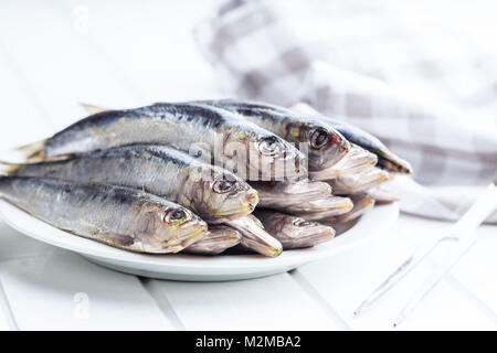 Sardines crues poisson sur la plaque. Banque D'Images