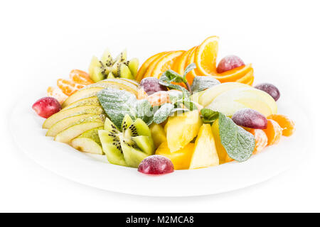 Plateau à fruits, isolé. Apple, mandarine, kiwi, raisin, menthe, poire, pomme, ananas. Salade de fruits dans la plaque, close-up Banque D'Images