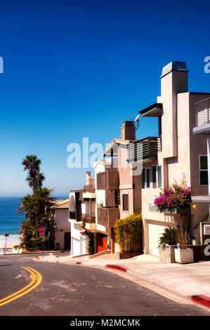 Doublure de maisons modernes une rue près de Manhattan Beach en Californie sur un ciel bleu ensoleillé jour. Banque D'Images