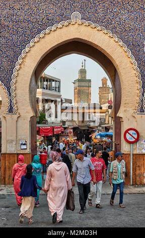 Porte de ville Bab Boujloud ou Bab Bou Jeloud de Fès, Maroc, Afrique Banque D'Images