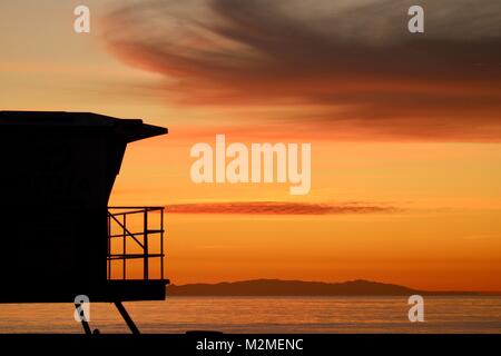 Belle ocean sunset avec Lifeguard tower silhouette Banque D'Images