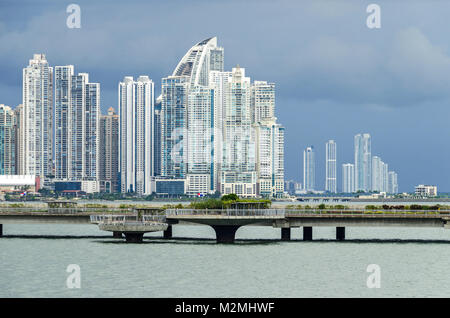 La ville de Panama, Panama - 3 novembre, 2017 : Skyline de la ville de Panama sur un jour nuageux avec des bâtiments modernes et au Trump Ocean Club International Hotel and Towe Banque D'Images