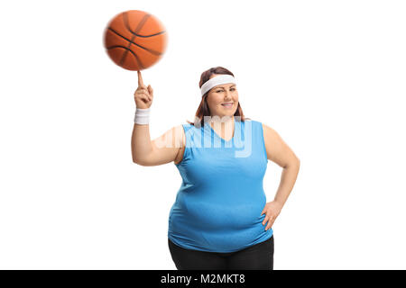 L'excès de Femme tissant un basket-ball sur son doigt isolé sur fond blanc Banque D'Images