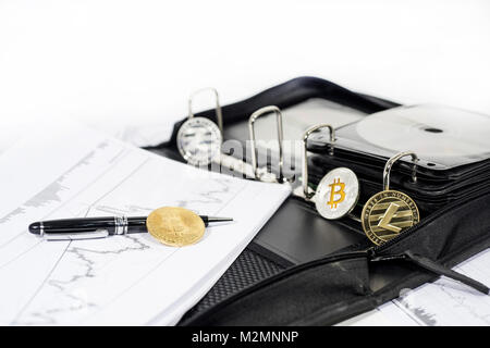 Abstract cryptocurrency photo. Certaines pièces sur crypto documents. Banque D'Images