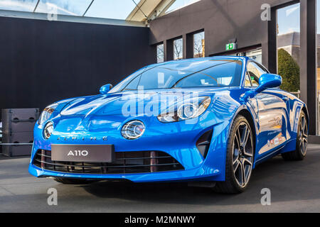 PARIS, FRANCE - 04 février 2018 : Alpine A110, la plus belle voiture de 2017 est présenté à l'exposition de Concept Cars et design Automobile à Paris Banque D'Images