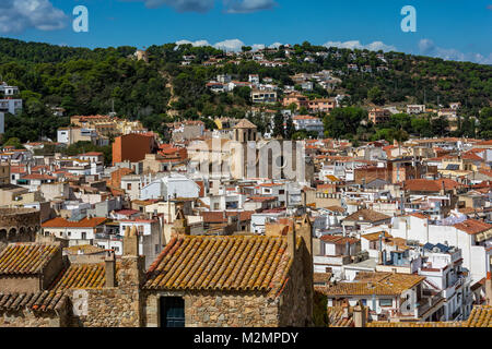 La vue de la hauteur. Vue sur la partie historique de la ville et l'Église Saint-vincent (Tossa de Mar, Espagne) Banque D'Images