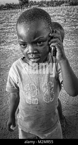 Garçon Maasia sur téléphone cellulaire les enfants d'Afrique comme photographié en Tanzanie;l'Afrique de l'Afrique; Banque D'Images