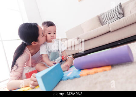 Mère joue avec le bébé salon Banque D'Images