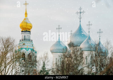 Le dôme de la tour de la cloche et de la Cathédrale Sainte-Sophie à Vologda sur une journée d'hiver avec la neige qui tombe Banque D'Images