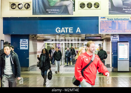 Washington DC, USA - 27 octobre 2017 : l'Intérieur, de l'intérieur de la gare Union de capitale avec des gens sortant de la porte du train, le calendrier, les directions, Banque D'Images