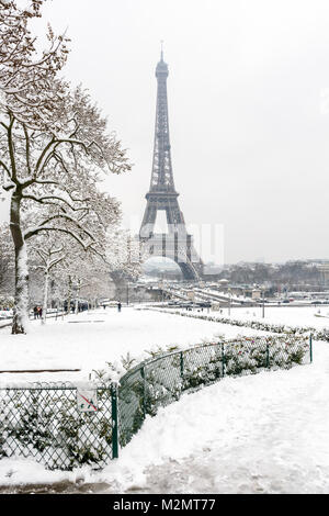 L'hiver à Paris dans la neige. La Tour Eiffel vue du Trocadéro jardin couvert de neige. Banque D'Images