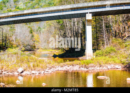 Williams river à l'automne, avec des pierres, pont et Highland Scenic Highway Road en Virginie de l'ouest de la forêt nationale de Monongahela Banque D'Images