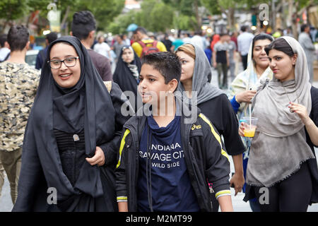 Téhéran, Iran - 27 Avril 2017 : deux femmes iraniennes dans un hijab et teenage boy sont à pied le long de la rue de Shahre Rey domaine. Banque D'Images