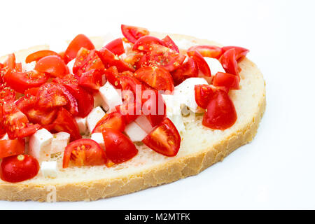 Bruschetta italienne fraîche de tomates rôties, de mozzarella, huile d'olive et au basilic et origan herbes sur fond blanc Banque D'Images