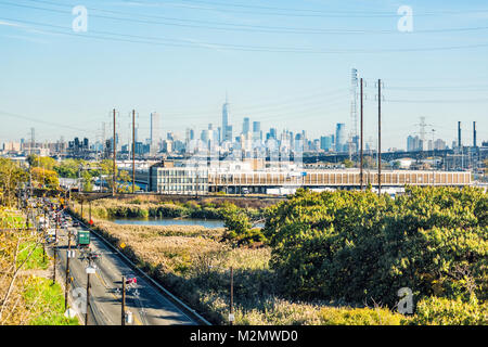 Kearny, USA - 27 octobre 2017 : Usine Industrielle USPS Dominick V Daniels Transformation et Distribution Center à New Jersey avec des toits de la ville Banque D'Images