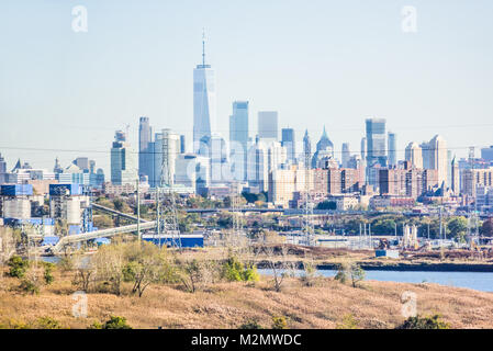 Kearny, USA - 27 octobre 2017 : vision industrielle du New Jersey avec cityscape skyline de Manhattan, NYC, New York City Banque D'Images