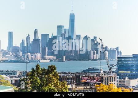 Kearny, USA - 27 octobre 2017 : vision industrielle du New Jersey avec cityscape skyline de Manhattan, NYC, New York, le port, le navire, le centre-ville, ver Banque D'Images