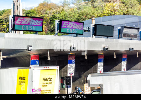 Kearny, USA - 27 octobre 2017 : EZPass Col EZ lane pour argent comptant sans frais au pont sur la ville de New York, NYC, prix, fermetures de voies, Hertz chariot Banque D'Images