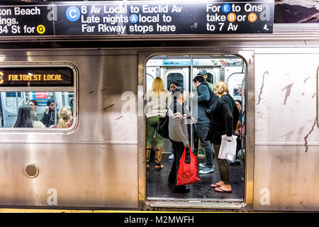 La ville de New York, USA - 28 octobre 2017 : Les gens de la plate-forme souterraine dans Transit NYC Subway Station sur la navette en train, personnes entassées foule avec o Banque D'Images