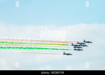 Trieste, Italie - 4 octobre, 2017 : Formation de l'Airshow Frecce Tricolori PAN -Flèches tricolores. Patrouille de vol au cours de la performance de l'aéronef. Banque D'Images