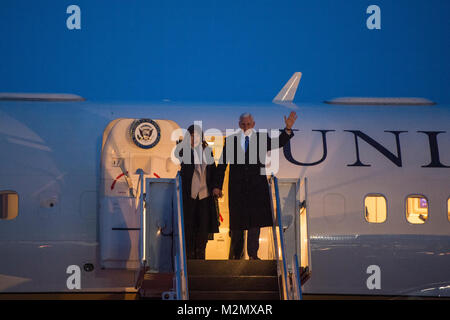 Vice-président des États-Unis, Mike Pence et épouse, Karen Sue Pence vague à une foule sur Joint Base Elmendorf-Richardson, Alaska le 5 février 2018. Vice-président Pence prévoit discuter JBER, dont les capacités militaires, des systèmes de défense antimissile, et celle de l'Alaska d'importance stratégique pour la défense nationale de la nation. (U.S. Photo de l'Armée de l'air par le sergent. James Richardson) Banque D'Images