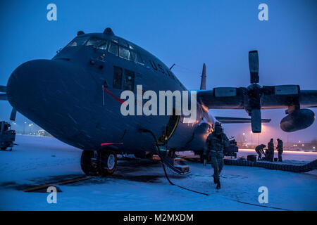 Travail sur le frein aviateurs systèmes d'un C-130H Hercules lors d'une tempête de neige, Février 07, 2018, à la 179e Airlift Wing, Mansfield, Ohio. La 179e Airlift Wing groupe maintenance inspecte régulièrement tous les aspects de leur avion pour maintenir l'état de préparation de la mission avec prêt d'aviateurs et de prêt des avions. (U.S. Air National Guard photo de Tech. Le Sgt. Joe HarwoodReleased) Banque D'Images