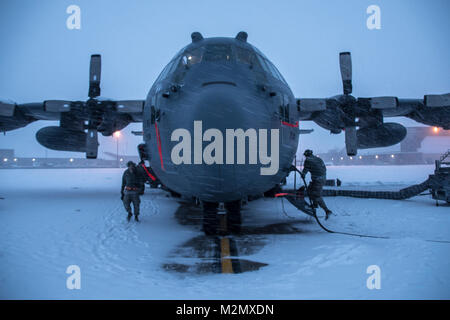 Travail sur le frein aviateurs systèmes d'un C-130H Hercules lors d'une tempête de neige, Février 07, 2018, à la 179e Airlift Wing, Mansfield, Ohio. La 179e Airlift Wing groupe maintenance inspecte régulièrement tous les aspects de leur avion pour maintenir l'état de préparation de la mission avec prêt d'aviateurs et de prêt des avions. (U.S. Air National Guard photo de Tech. Le Sgt. Joe HarwoodReleased) Banque D'Images