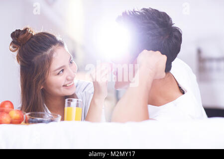 Les jeunes couples ont un petit déjeuner au lit Banque D'Images