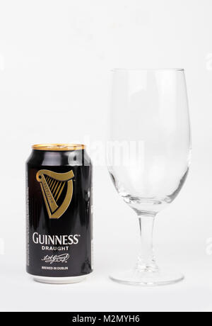 Trieste, Italie 08 juillet 2016 stout Guinness : l'aluminium peut et verre de bière sur le fond blanc. Irish Stout sec provenant de la brasserie d'Arthur G Banque D'Images