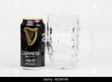 Trieste, Italie 08 Juillet 2016 : Quatre stout Guinness d'aluminium sur le fond blanc. Irish Stout sec provenant de la brasserie d'Arthur Guinness, D Banque D'Images