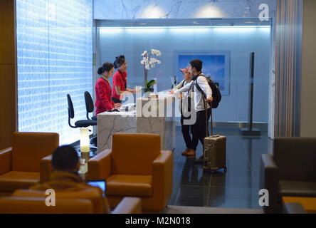 Les passagers qui entrent dans le salon Cathay Pacific (CX) Business et First Class, San Francisco International Airport CA i Wira Banque D'Images