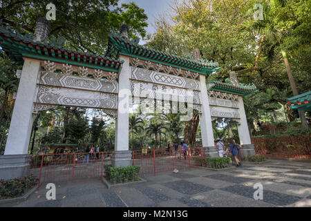 Manille, Philippines - Dec 4, 2018 : Porte de jardin chinois dans le parc Rizal, Philippines. Inscription : Entrée en Chine Banque D'Images