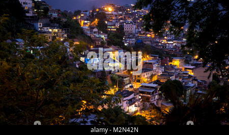 Favela à Rio de Janeiro par nuit, Brésil Banque D'Images