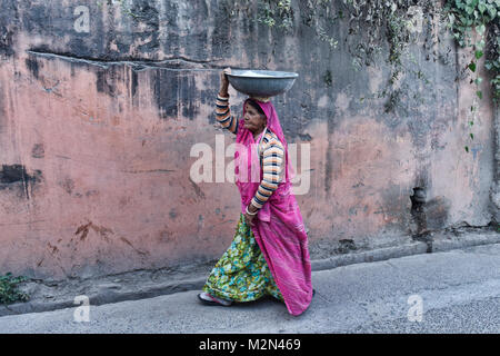 Femme en sari portant son lavage, Pushkar, Rajasthan, India Banque D'Images