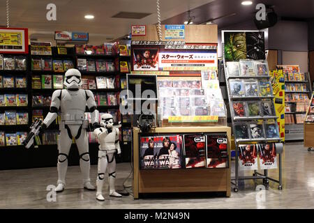 Un affichage de CD, DVD et magazines liés à Star Wars, flanquée de stormtrooper modèles en direction de Shibuya Tower Records. (Janvier 2018) Banque D'Images