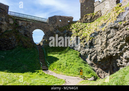Le Château de Dunluce (Irlandais : Dun Libhse maintenant), un château médiéval en ruine situé sur le bord d'un affleurement de basalte dans le comté d'Antrim, en Irlande du Nord Banque D'Images
