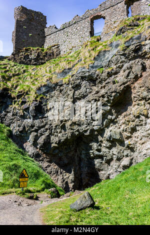 Le Château de Dunluce (Irlandais : Dun Libhse maintenant), un château médiéval en ruine situé sur le bord d'un affleurement de basalte dans le comté d'Antrim, en Irlande du Nord Banque D'Images