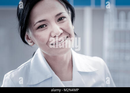 Portrait of female doctor smiling charmant en huis clos Banque D'Images