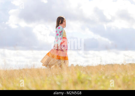 Jeune fille avec le syndrome de Down profitant de l'ensoleillement du matin avec grandparants. Banque D'Images