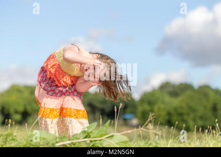 Jeune fille avec le syndrome de Down profitant de l'ensoleillement du matin avec grandparants. Banque D'Images