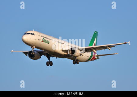 Alitalia Airbus A321 I-BIXP l'atterrissage à l'aéroport Heathrow de Londres, UK Banque D'Images