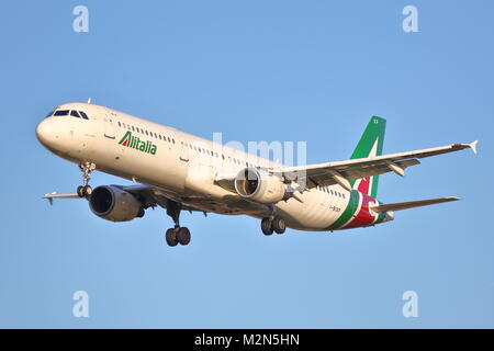 Alitalia Airbus A321 I-BIXP l'atterrissage à l'aéroport Heathrow de Londres, UK Banque D'Images